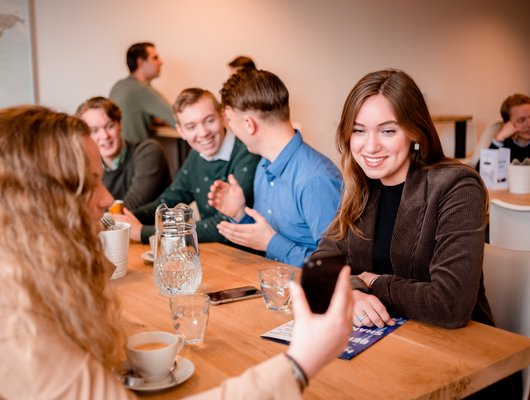 Student en ouders tijdens open dag van EuroCollege in gesprek over studiekeuze