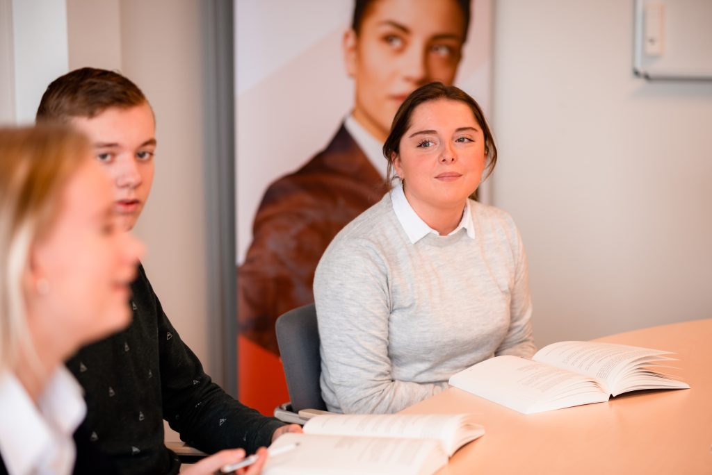 Student volgt les tijdens meeloopdag op EuroCollege mbo-hbo opleiding