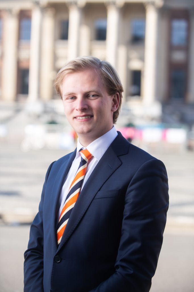 Studenten werken aan hun businessplan tijdens de opleiding International Business & Ondernemen i