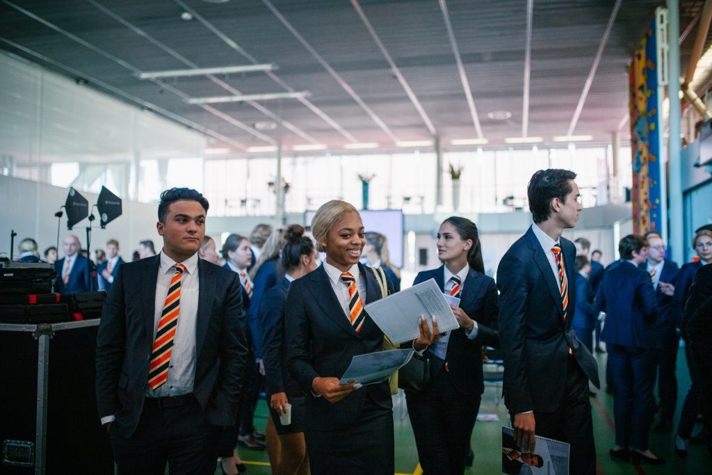 Jonge ondernemers actief op een beurs tijdens de project week