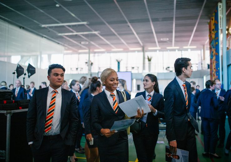 Jonge ondernemers actief op een beurs tijdens de project week