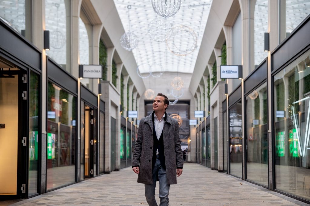 Oud student EuroCollege Rick Jansen leidt ons rond door een van de panden die hij beheert