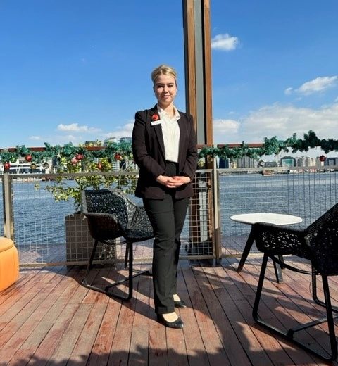 Andy tijdens haar internationale stage in Dubai.