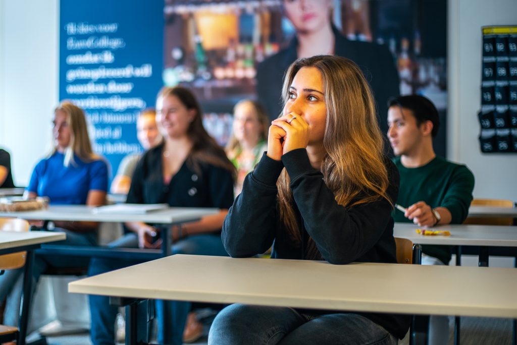 Studenten werken in de klas