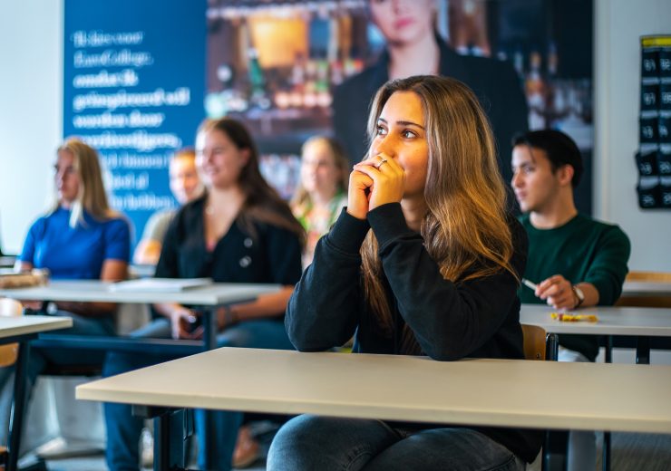 Studenten werken in de klas
