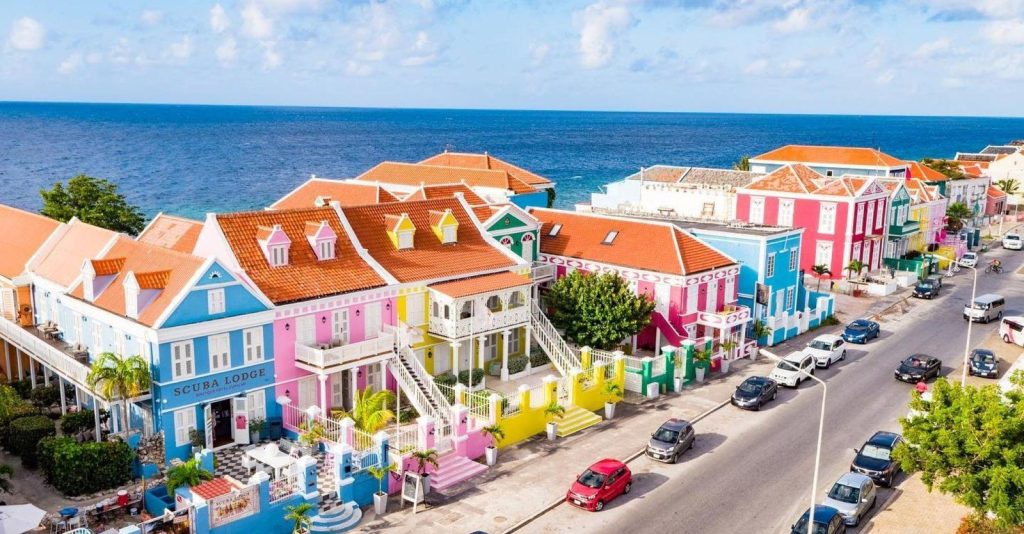 EuroCollege breidt uit naar Curaçao met ondernemend onderwijs in business en hospitality. Lees over de visie en opleidingen.