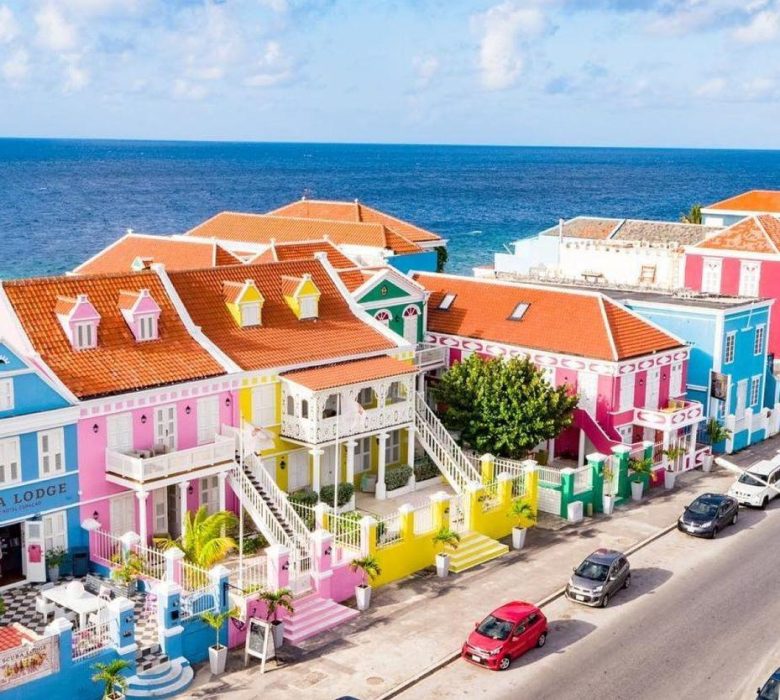 EuroCollege breidt uit naar Curaçao met ondernemend onderwijs in business en hospitality. Lees over de visie en opleidingen.