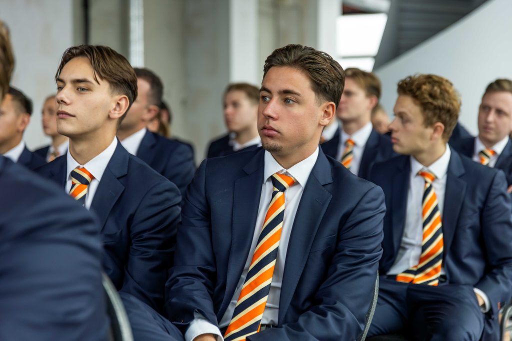 Senior Projectweek. Studenten luisteren aandachtig.