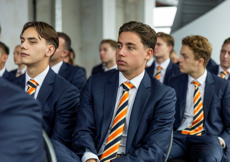 Senior Projectweek. Studenten luisteren aandachtig.