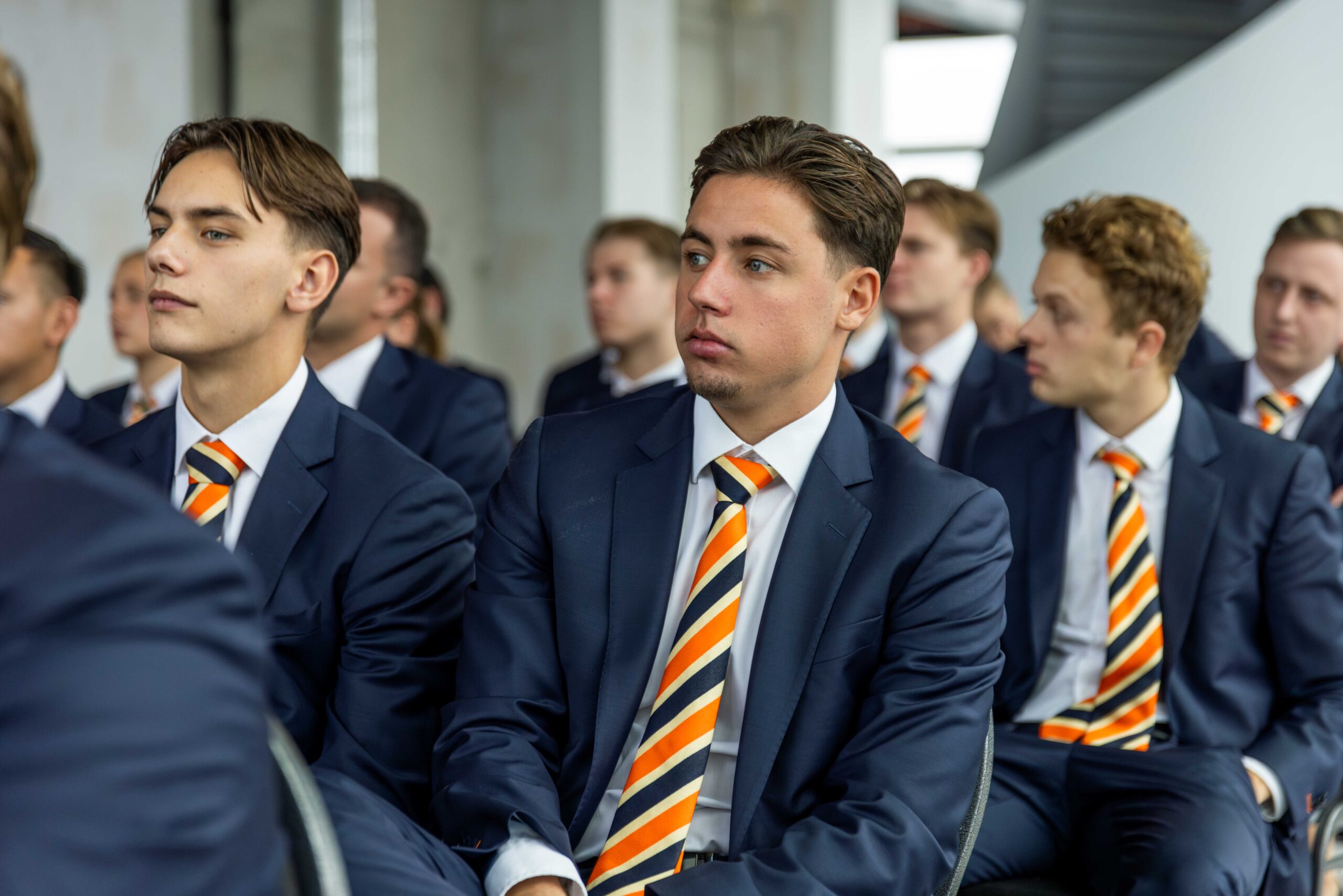 Senior Projectweek. Studenten luisteren aandachtig.