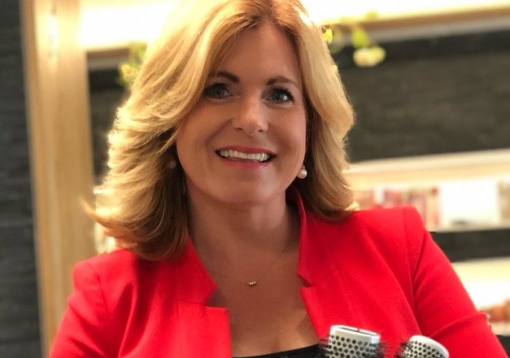 Troste en tevreden moeder over de transformatie van haar zoon