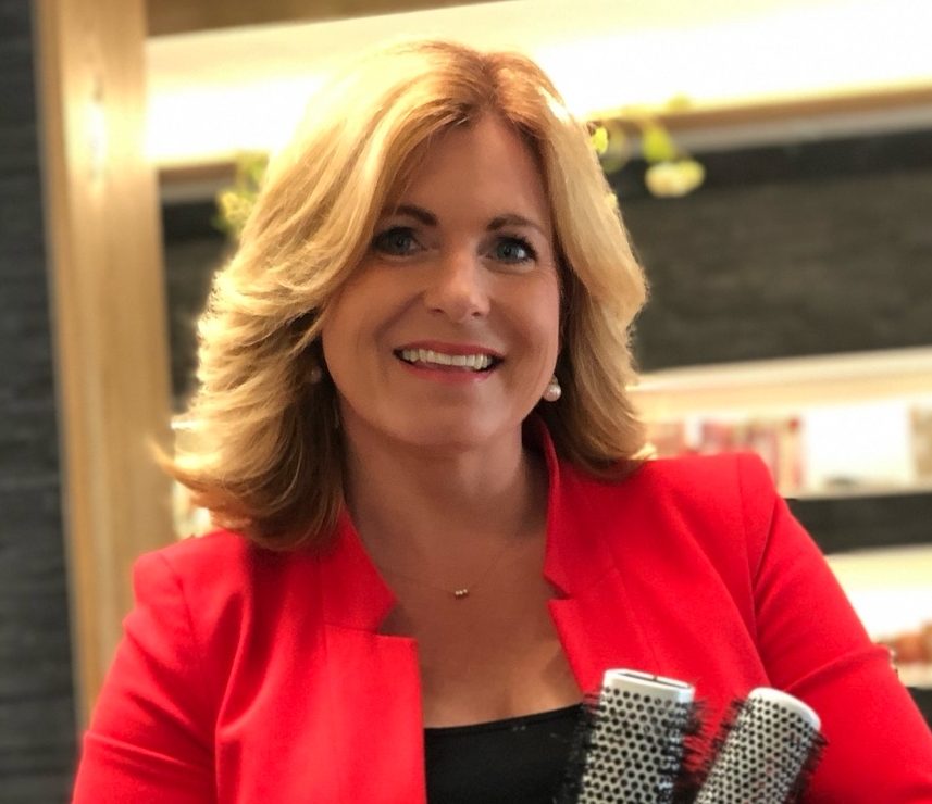 Troste en tevreden moeder over de transformatie van haar zoon