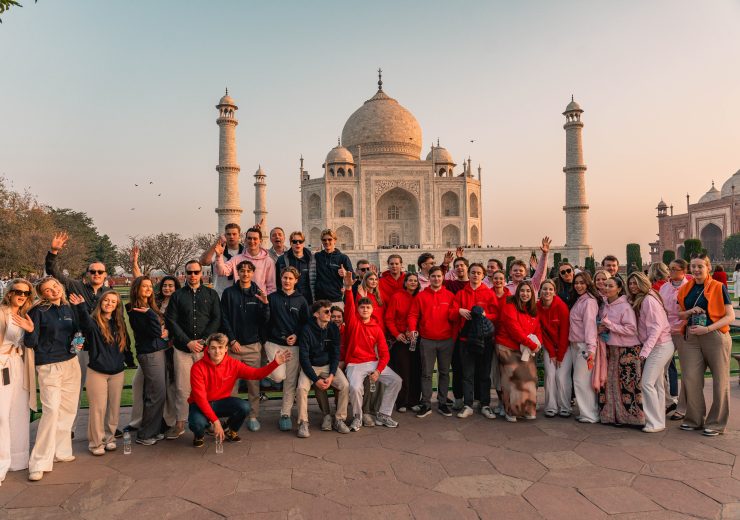 Studenten van EuroCollege voor de Taj Mahal