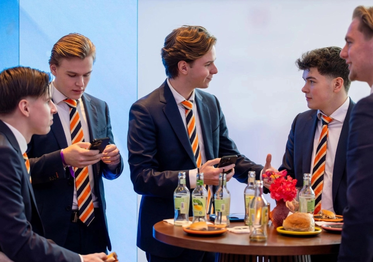 Student in pak tijdens de 'pakkendag' van EuroCollege, symbool voor de 'Dress for Success'-mindset.