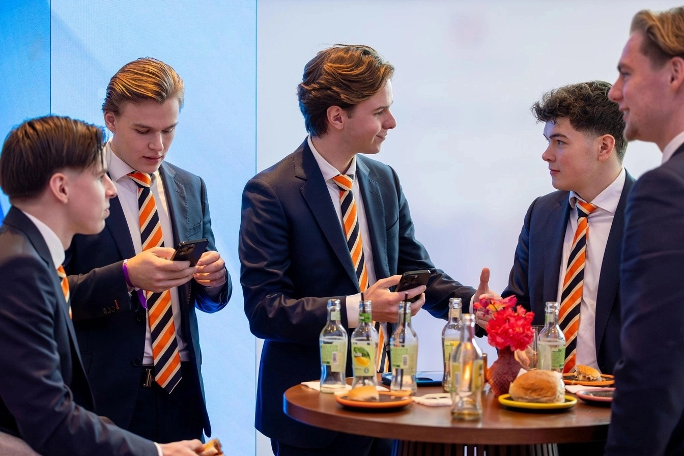 Student in pak tijdens de 'pakkendag' van EuroCollege, symbool voor de 'Dress for Success'-mindset.