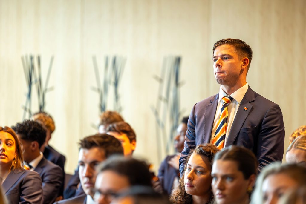 Student in pak neemt het woord tijdens een debat op EuroCollege