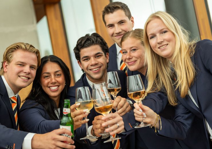 Studenten vieren de uitslag van de NSE .enquete. EuroCollege behoort tot de beste