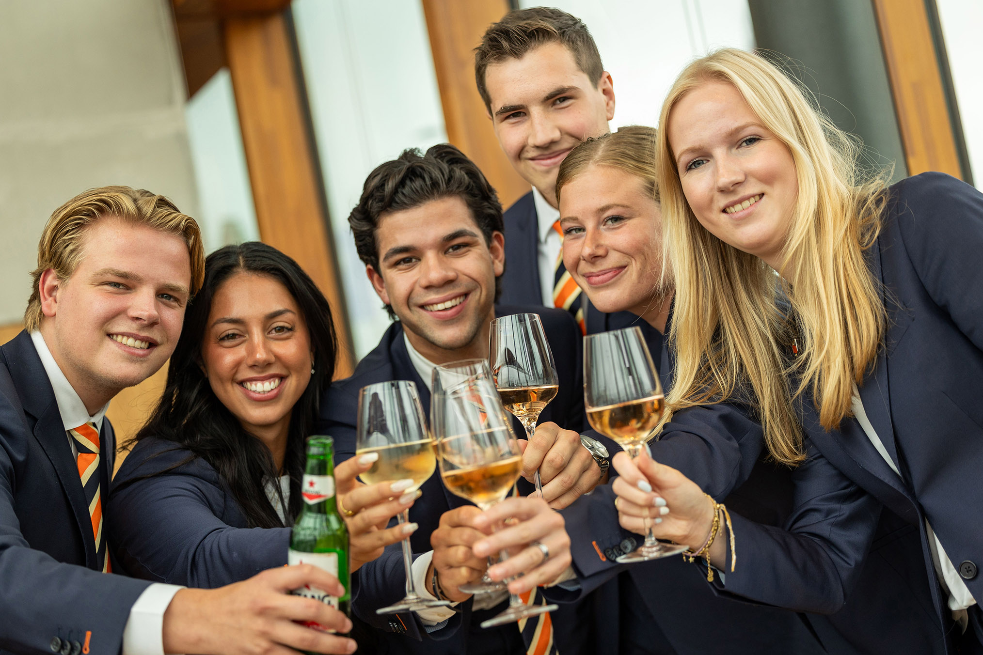 Studenten vieren de uitslag van de NSE .enquete. EuroCollege behoort tot de beste