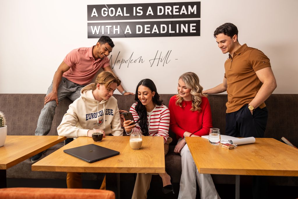 Studenten op EuroCollege Business School