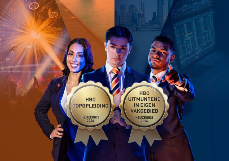 Drie EuroCollege studenten die trots en zelfverzekerd staan door discipline en structuur