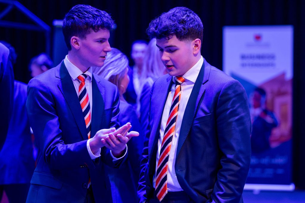 Studenten van de Business School voeren een gesprek