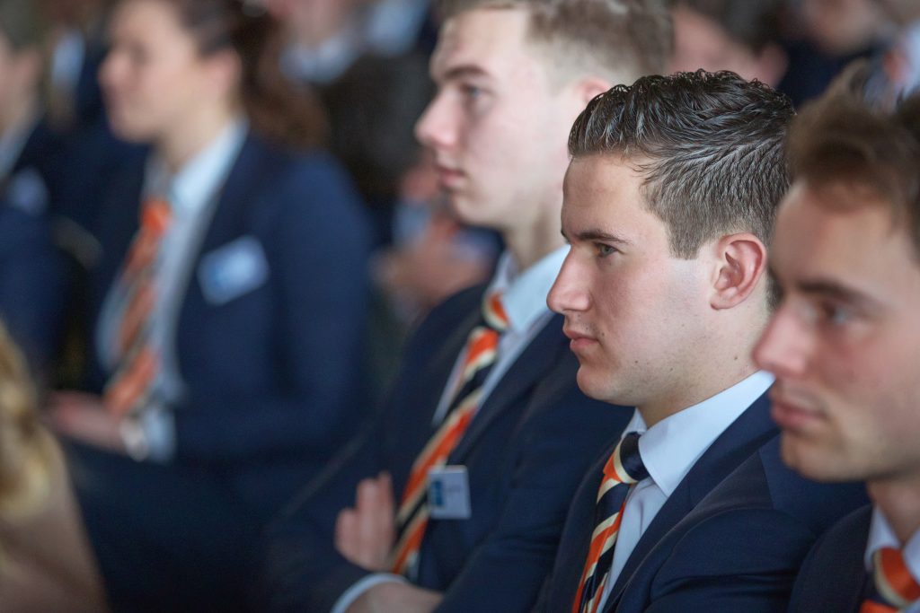 Drie business studenten van EuroCollege luisteren aandachtig tijdens een businessles
